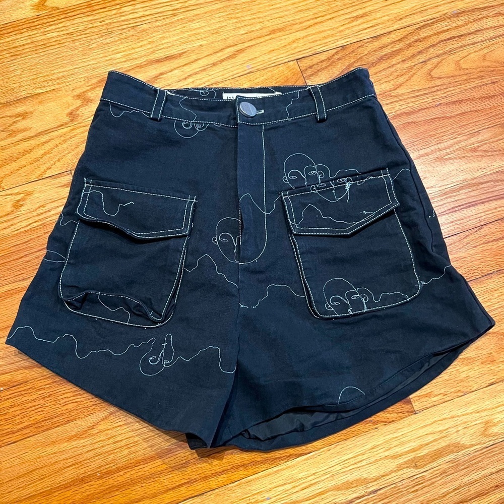 Rare & avant garde Black dressy cargo pocket shorts with face detailing